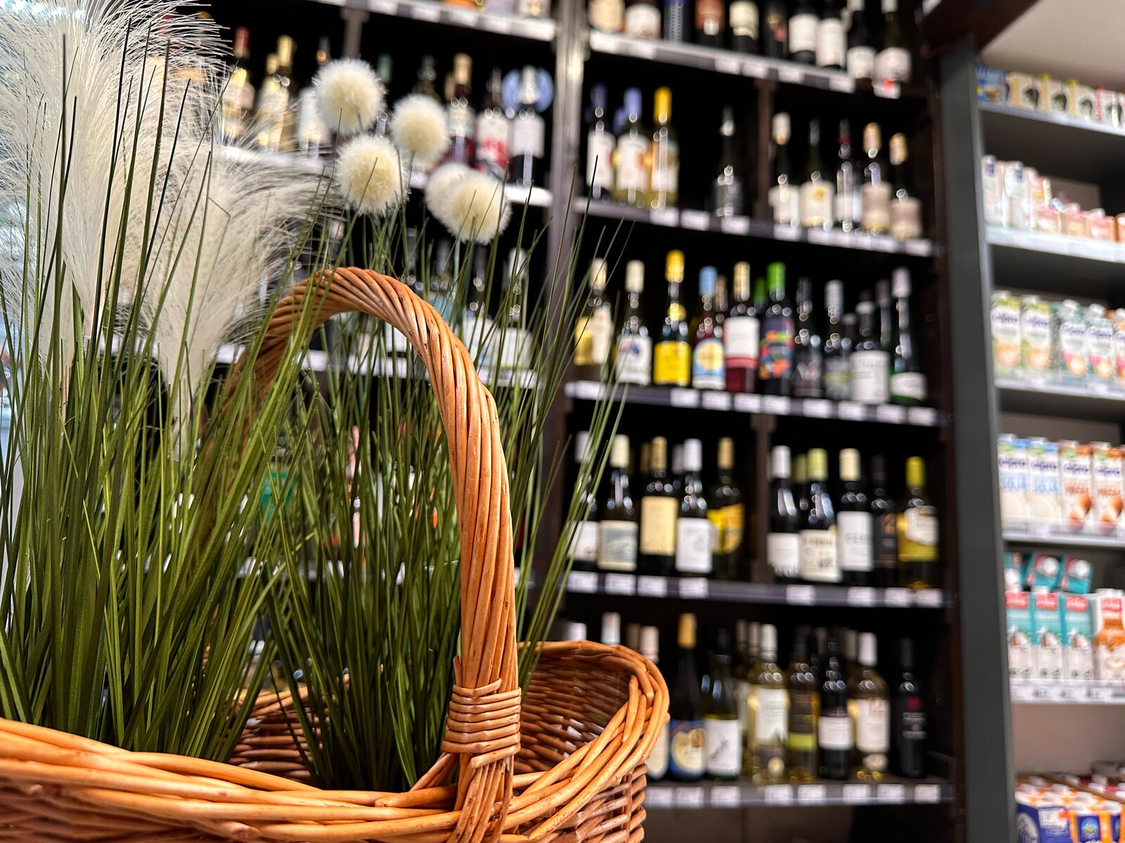 Wnętrze Delikatesów Domek — półka z winami