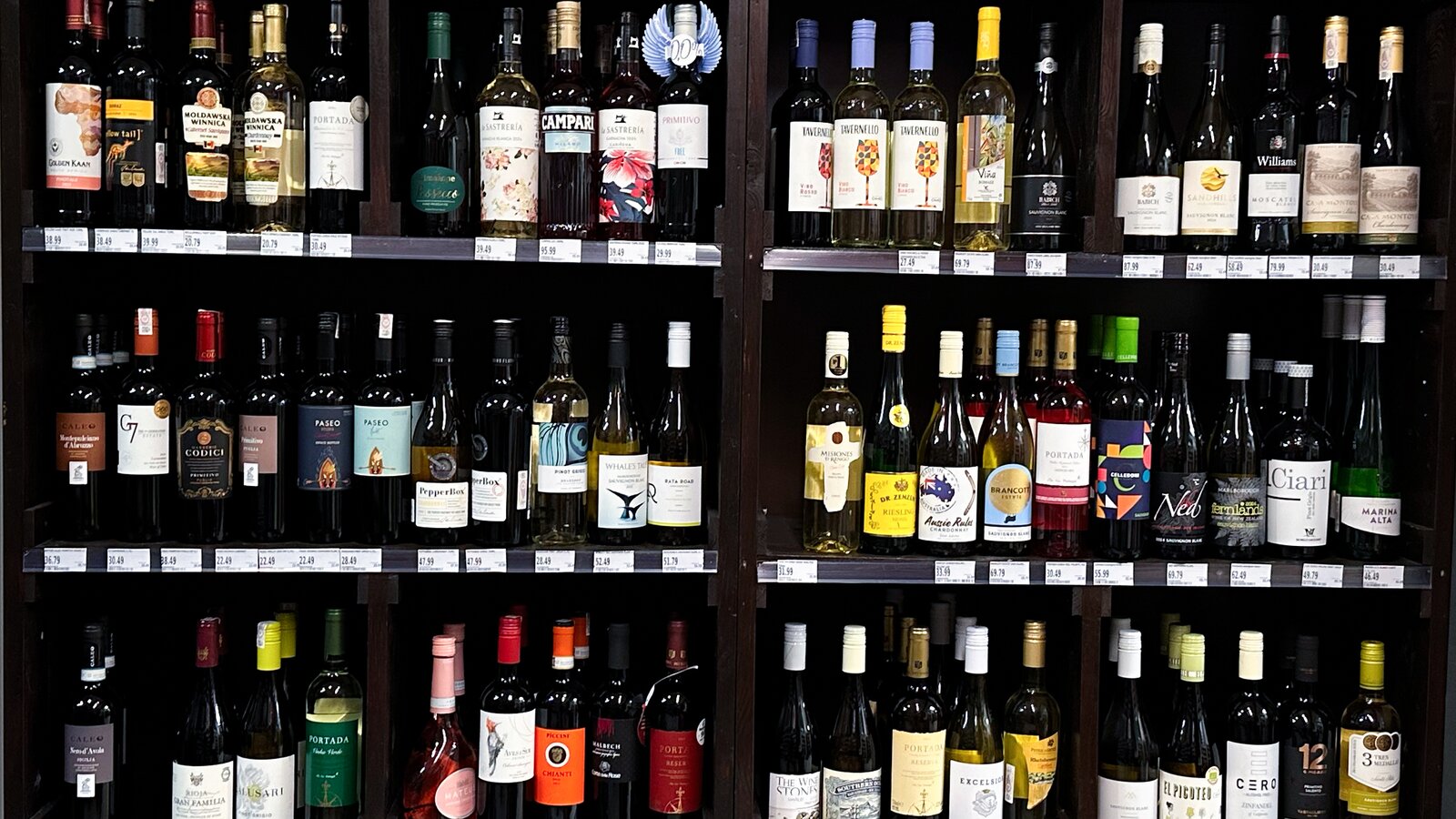 Półka z winami w Delikatesach Domek